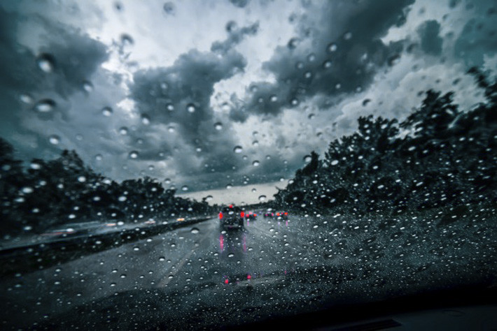 Conducir con lluvia: Extrema las precauciones